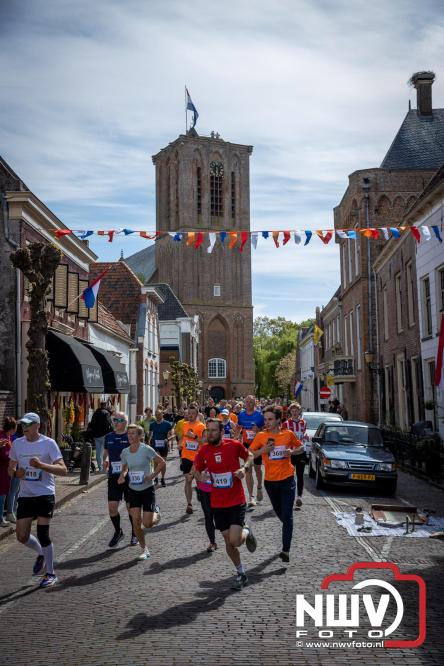 Volle terrassen, bruisende kleedjesmarkt en sportieve Wallenloop: Elburg leeft tijdens koningsdag! - &copy; NWVFoto.nl